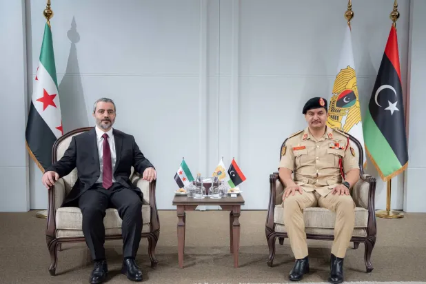 وزير الخارجية أسعد الشيباني ونائب قائد الجيش الفريق أول ركن صدام خليفة حفتر في مدينة بنغازي الليبية الأحد (الخارجية السورية)