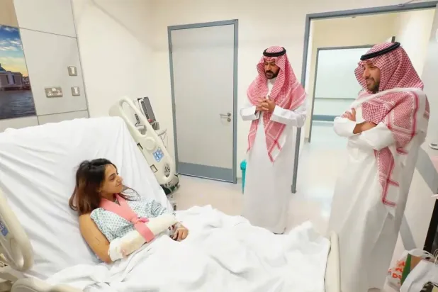 المالك رئيس نادي الشباب خلال زيارته للاعبة صباح عسيري في المستشفى (موقع نادي الشباب)