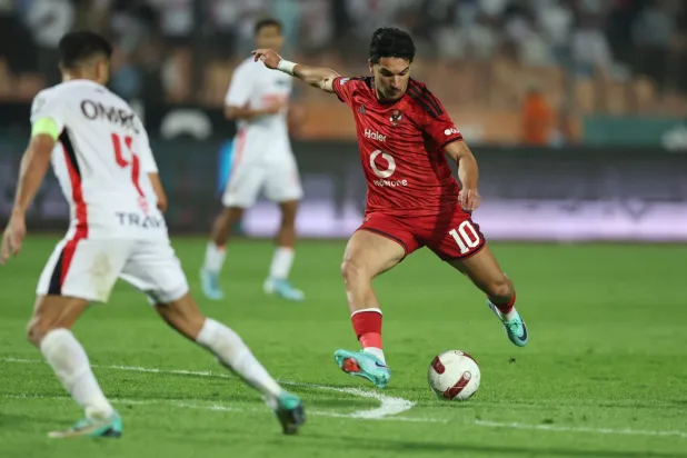 الجزائري منصف بقرار لحظة تسجيله الهدف الثاني للأهلي (رويترز)