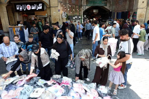 عدد المتسوقين في تناقص بسبب ضعف القدرة الشرائية (إ.ب.أ)