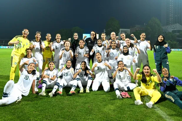 لاعبات الأخضر يحتفلن بالفوز على البحرين (الاتحاد السعودي لكرة القدم)