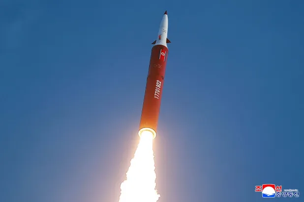 صورة نشرتها وكالة الأنباء الرسمية في كوريا الشمالية تظهر عملية إطلاق صاروخ باليستي (د.ب.أ)