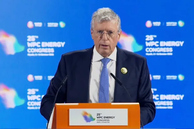 بيدرو ميراس يتحدث إلى الحضور مع انطلاق مؤتمر البترول العالمي الخامس والعشرين في الرياض (الشرق الأوسط)
