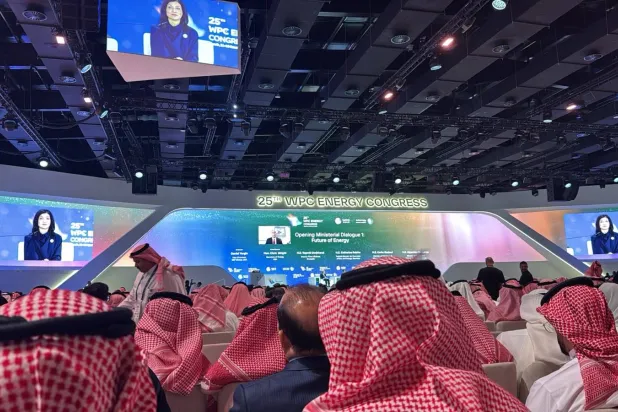وزير الطاقة الأميركي يتحدث عبر الاتصال المرئي خلال اجتماع البترول العالمي في الرياض (الشرق الأوسط)