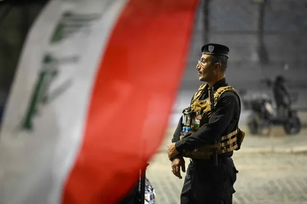 أحد عناصر الأمن العراقيين في البصرة (أ.ف.ب)