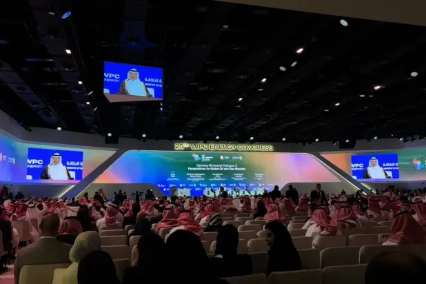 الأمير عبد العزيز بن سلمان يتحدث للحضور في الجلسة الحوارية (الشرق الأوسط)