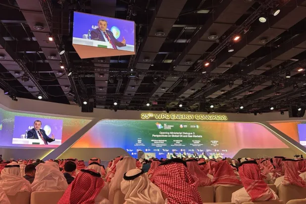 وزير الدولة وزير المحروقات في الجزائر محمد عرقاب يتحدث في جلسة حوارية ضمن «مؤتمر البترول» العالمي بالرياض (الشرق الأوسط)
