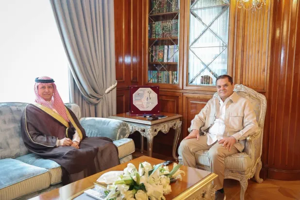 الدبيبة رئيس حكومة «الوحدة» الليبية مستقبلاً القائم بالأعمال في سفارة السعودية لدى ليبيا عبد الله بن دخيل الله السلمي 2 سبتمبر الماضي (مكتب الدبيبة)
