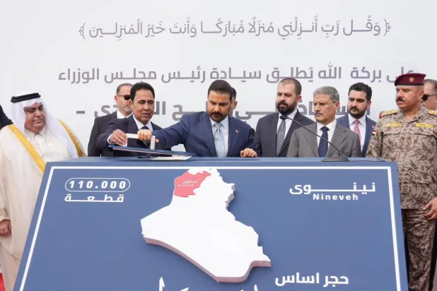 رئيس الوزراء خلال وضعه الحجر الأساس لـ«مبادرة وطن» في نينوى الاثنين (إعلام رئاسة الوزراء)