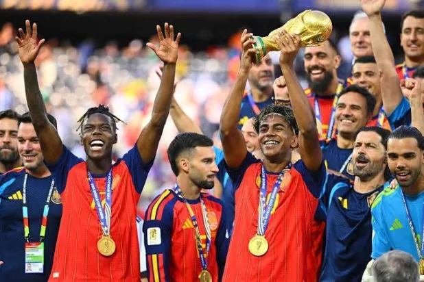 يامال يرفع كأس العالم وسط لاعبي المنتخب الاسباني بعد تألق لافت مع برشلونة (غيتي)