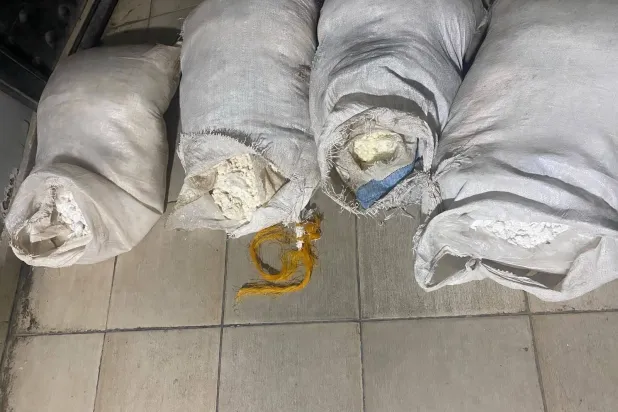 صورة من المواد المتفجرة التي ضبطها الجيش اللبناني (صفحة الجيش على «إكس»)
