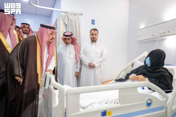 الأمير فيصل بن بندر بن عبد العزيز أمير منطقة الرياض يزور الاثنين عدداً من المدنيين المصابين جراء العدوان الحوثي (واس)