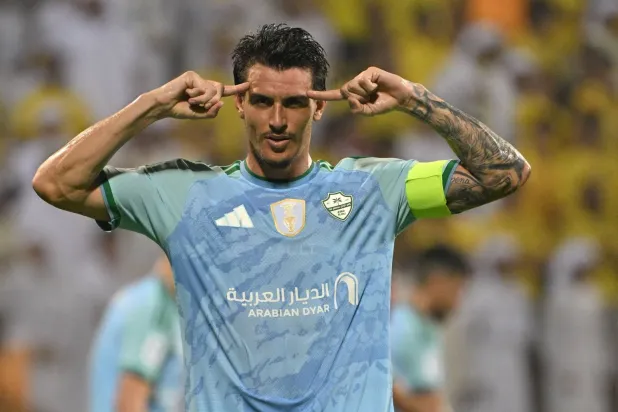 البرازيلي روجر إيبانيز مدافع الأهلي (تصوير: علي خمج) 