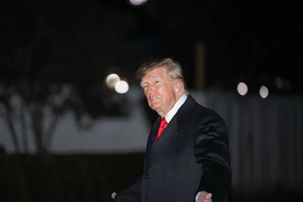 10 October 2026, US, Washington: US President Donald Trump walks across the South Lawn of the White House after returning from a trip to Tennessee. Photo: Matt Kaminsky/ZUMA Press Wire/dpa