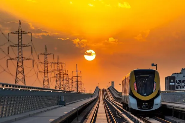 إحدى عربات قطار الرياض تجوب شوارع العاصمة السعودية (واس)