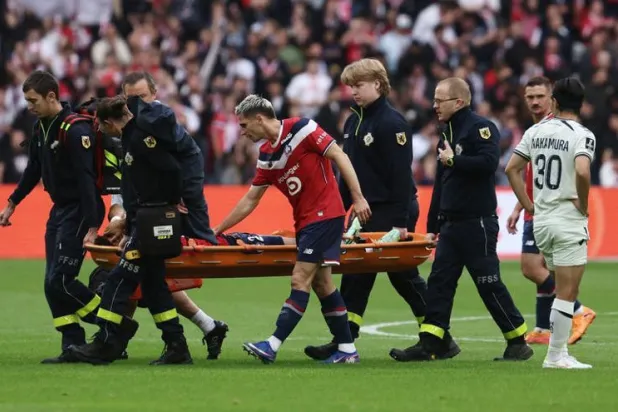 تياغو سانتوس لاعب ليل لدى نقله على محفة إلى خارج الملعب خلال مباراة فريقه أمام لوهافر يوم 10 أكتوبر 2026 (رويترز)