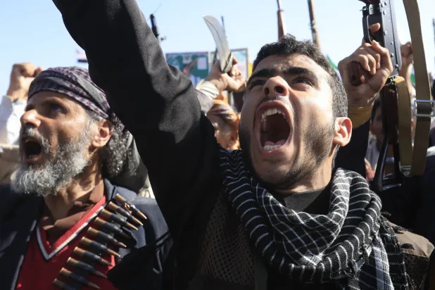 عنصر حوثي يردد الصرخة الخمينية خلال حشد في صنعاء دعا له زعيم الجماعة (إ.ب.أ)