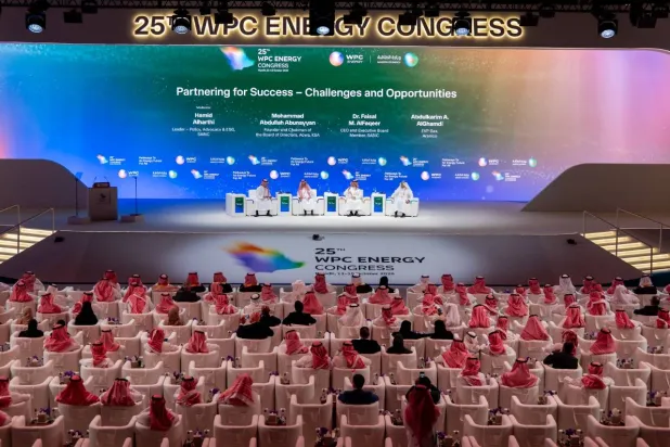 إحدى الجلسات الحوارية ضمن مؤتمر البترول العالمي اليوم في الرياض (الشرق الأوسط)