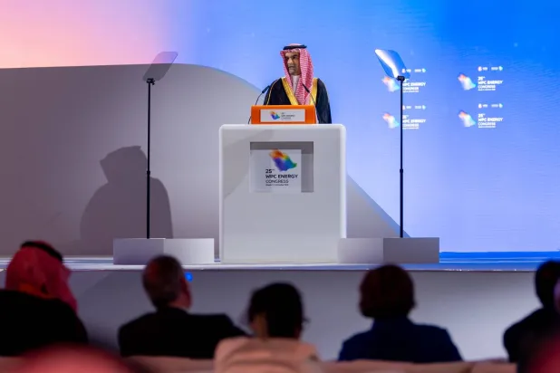 عبدالعزيز العريفي متحدثاً للحضور في مؤتمر البترول العالمي بالرياض (الشرق الأوسط)