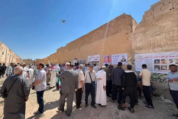 سجناء سابقون في سجن تدمر يحيون خلال يونيو 2026 ذكرى «مجزرة حماة» أمام مبنى السجن الذي شهد اعتقال وإعدام كثير من «إخوان سوريا» وأحزاب يسارية وقومية (متداولة - فيسبوك)