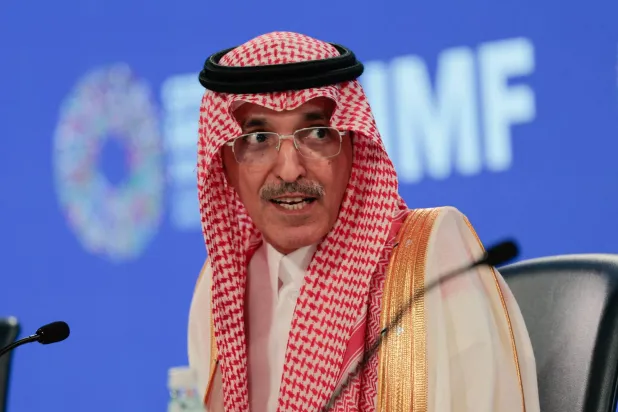الجدعان متحدثاً في مؤتمر صحافي عقب اجتماع اللجنة الدولية للشؤون النقدية والمالية خلال اجتماعات الربيع أبريل 2026 (أ.ف.ب)