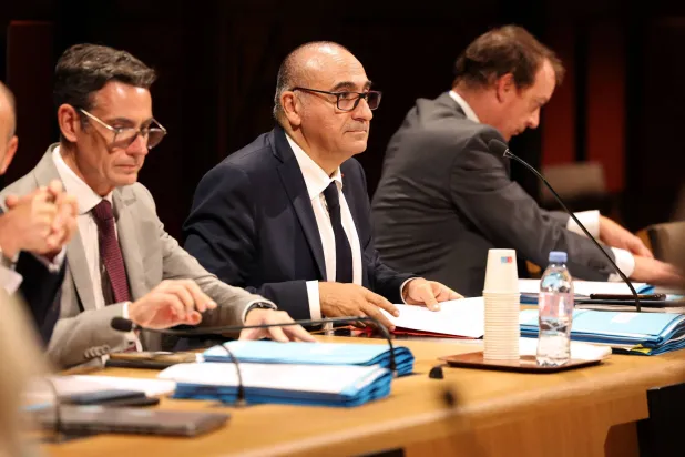 وزير الداخلية لوران نونيز (وسط) وإلى يمينه وزير التربية إدوار جيفراي خلال جلسة استماع الثلاثاء في مجلس الشيوخ يوم 13 أكتوبر (أ.ف.ب)