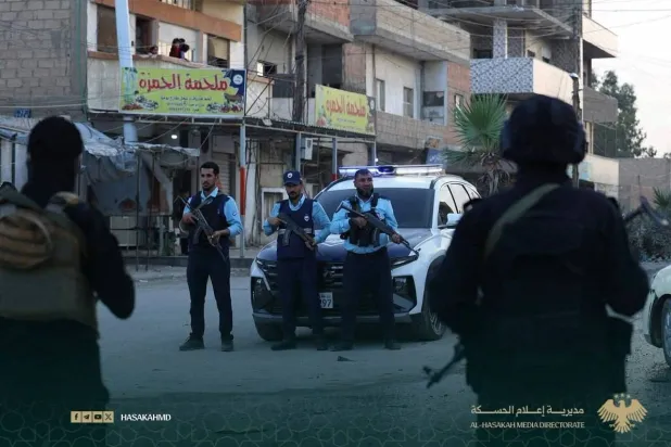  وحدات الأمن الداخلي في مدينة الحسكة تنتشر في شوارع المدينة الثلاثاء في إطار تنفيذ قرار منع حمل السلاح والتجول به وحظر إطلاق النار تحت أي ظرف (مديرية إعلام الحسكة)