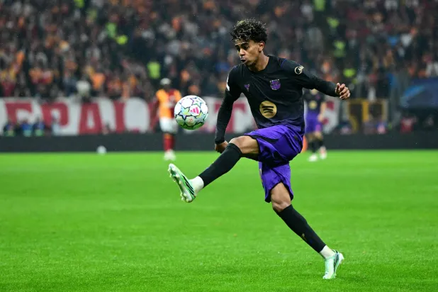  Barcelona's Spanish forward #10 Lamine Yamal controls the ball during the UEFA Champions League, league phase matchday 2, football match between Galatasaray and Barcelona at the Ali Sami Yen Sports Complex in Istanbul on October 13, 2026. (AFP) 