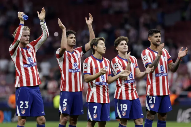 لاعبو أتليتكو مدريد يحيون جماهير ملعب «طيران الرياض متروبوليتانو» بعد الفوز على يونايتد (رويترز)