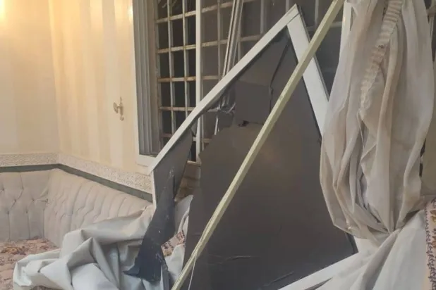 آثار أضرار لحقت بمبنى سكني في مدينة الرياض جرّاء اعتداء حوثي الثلاثاء (واس)