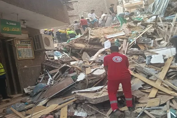 مصرع 4 أشخاص وإصابة 8 آخرين في انهيار مبنى سكني بالقاهرة
