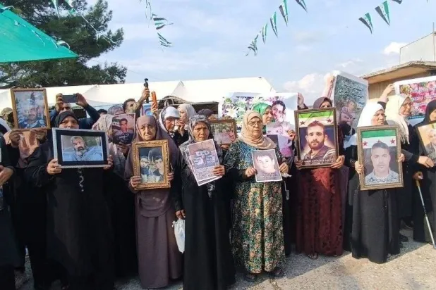 شاركت «الهيئة الوطنية للعدالة الانتقالية» في 5 أكتوبر في إحياء الذكرى الثانية عشرة لمجزرة قرية المتراس بريف طرطوس التي وقعت عام 2013 وراح ضحيتها أكثر من 100 شخص (الهيئة)