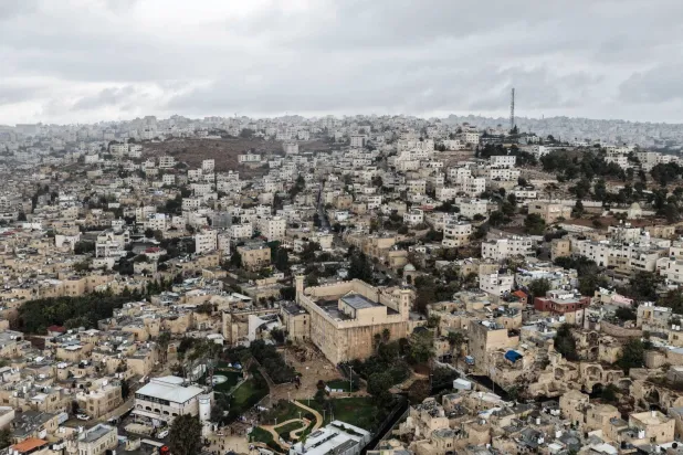 صورة جويّة للمسجد الإبراهيمي في الخليل بالضفة الغربية المحتلة (رويترز)