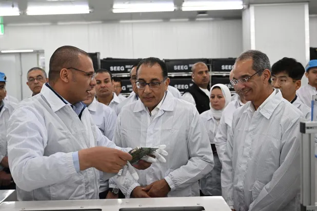 رئيس الوزراء المصري مصطفى مدبولي داخل مصنع إنتاج أجهزة جوال (مجلس الوزراء)