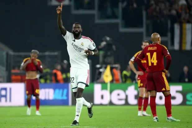 أنطونيو روديغر يحتفل بتسجيل هدف الفوز الرابع لريال مدريد أمام روما في دوري أبطال أوروبا (إ.ب.أ)