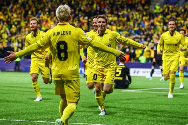  Bodo/Glimt's Norwegian midfielder #20 Fredrik Sjovold (C) celebrates scoring the opening goal with his teammates during the UEFA Champions League football match between Bodo/Glimt and BVB Borussia Dortmund at the Aspmyra stadium in Bodo, Norway on October 14 2026. (NTB / AFP) 