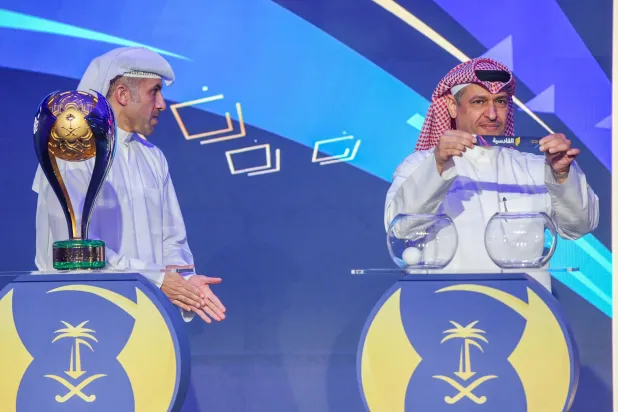 علي مروي وبشار عبدالله خلال مراسم إجراء القرعة (وكالة أنباء الكويت)