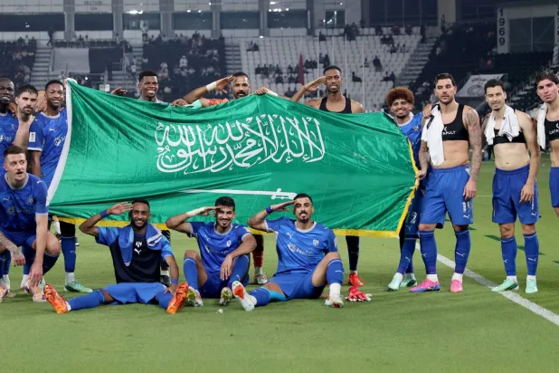 لاعبو الهلال يحتفلون برفع العلم السعودي بعد نهاية المباراة (تصوير: مشعل القدير)