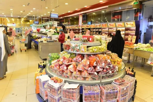 مجموعة متسوقين في أحد مراكز السلع الغذائية بالسعودية (واس)