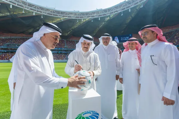 الأمير سعود بن نايف يوقِّع على الكرة خلال زيارته للملعب (واس)