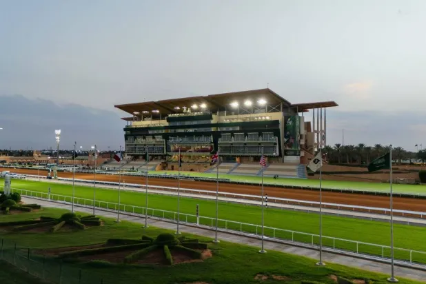 يمتد موسم سباقات الخيل في الرياض على مدى ستة أشهر متواصلة بواقع 24 أسبوعاً (نادي سباقات الخيل)
