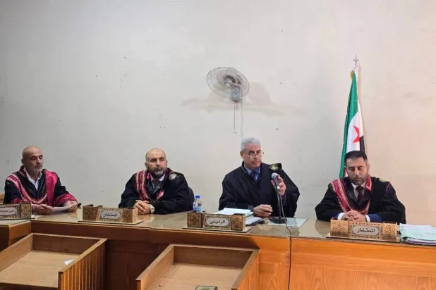 فريق قضاة الجلسة المخصصة للنطق بالأحكام بحق مجموعة من المتهمين بارتكاب انتهاكات في الساحل السوري وذلك في مقر القصر العدلي بحلب الخميس  (وزارة العدل)