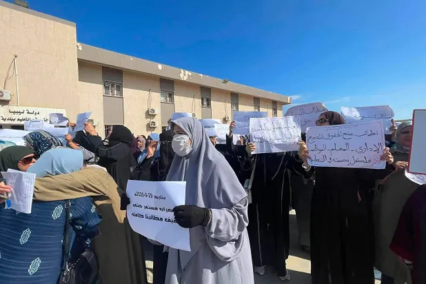 وقفة احتجاجية أمام مراقبة التربية والتعليم في تاجوراء بغرب ليبيا نهاية سبتمبر الماضي (حراك المعلمين)