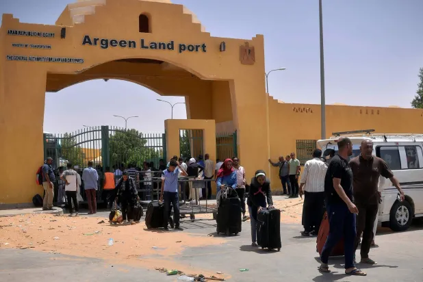 معبر أرقين البري الرابط بين مصر والسودان (أ.ف.ب)