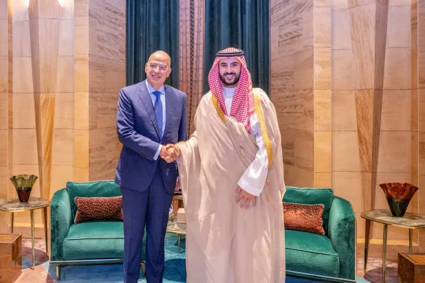 لقاء سعودي - يوناني يبحث تداعيات هجمات الحوثيين