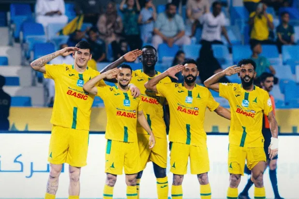 لاعبو الخليج يحتفلون بالفوز بعد نهاية المباراة (نادي الخليج)