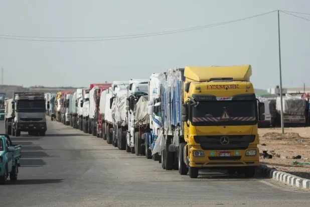 Mısır ile Gazze Şeridi arasındaki Refah Sınır Kapısı yakınlarında bekleyen yardım tırları… 19 Ocak 2025 (Reuters)