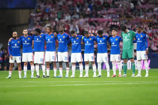  Manchester United players observe a moment of silence for late mother of Atletico Madrid's Koke before the Champions League opening phase soccer match between Atletico Madrid and Manchester United in Madrid, Tuesday, Oct. 13, 2026. (AP) 