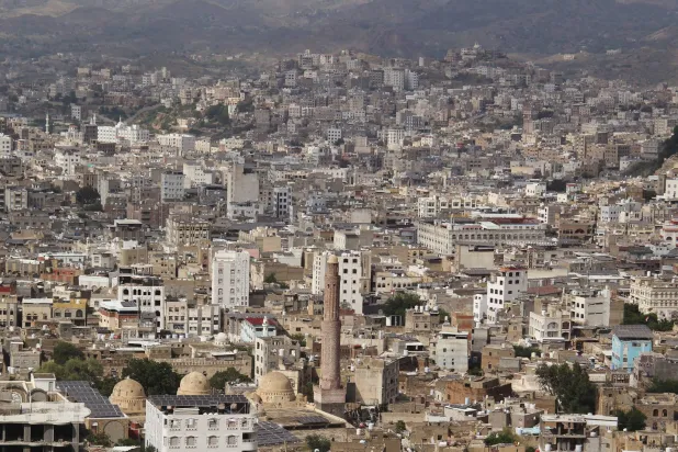 منظر عام لمدينة تعز اليمنية المُحاصَرة من قِبل الحوثيين (رويترز)