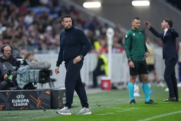 الفرنسي بيير ساغ المدير الفني لفريق كريستال بالاس (أ.ب)